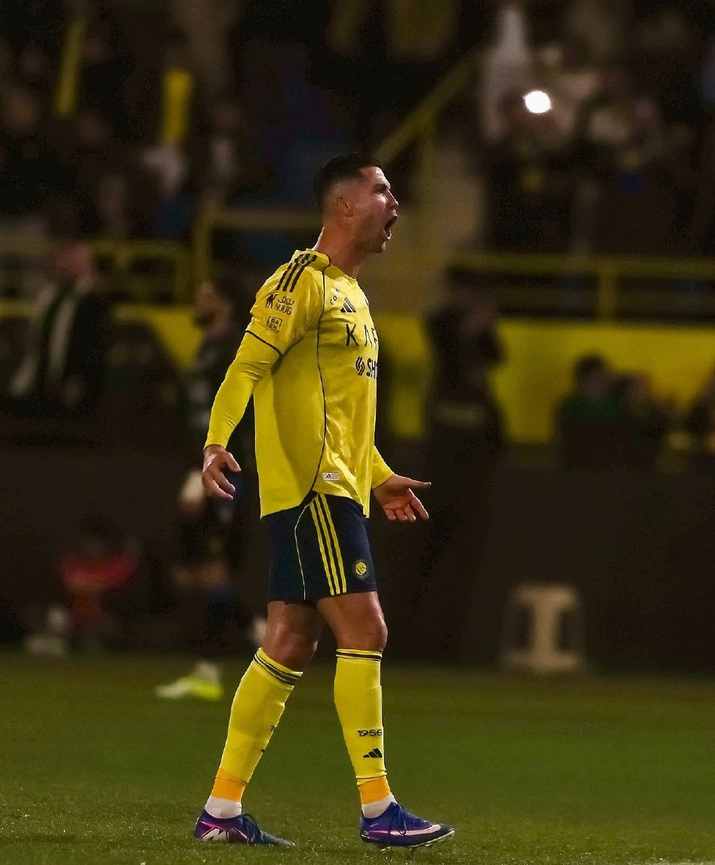 乐鱼app-C罗躲球！越位！跳水！0进球0助攻！评分接近全场垫底！